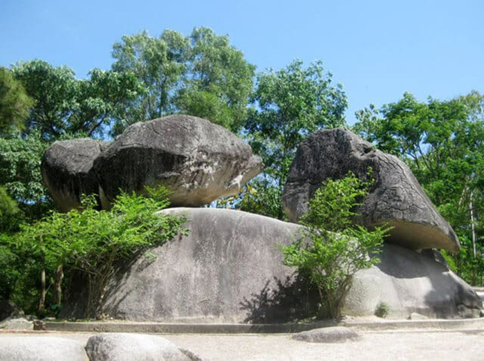 Hòn Trống Mái Sầm Sơn là một điểm dừng chân hấp dẫn cho du khách khi tới du lịch biển Sầm Sơn.
